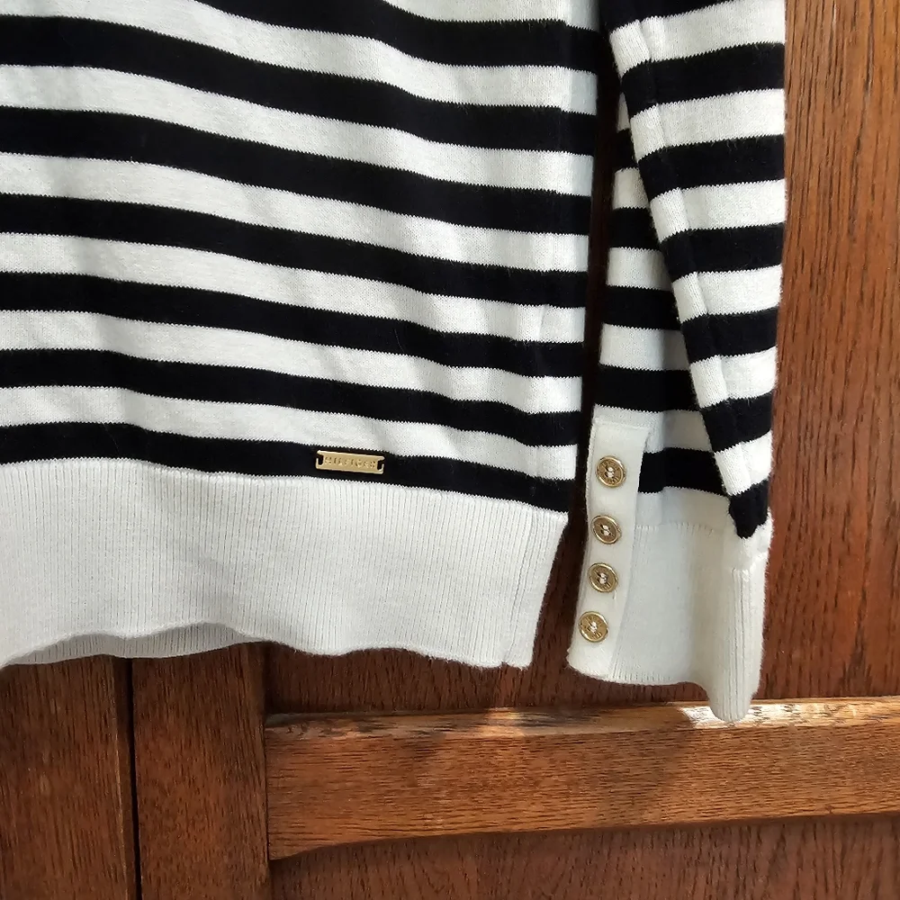 #060 TOMMY HILFIGER | White Black & Gold Striped Turtleneck Sweater - Medium - Picture 4 of 6